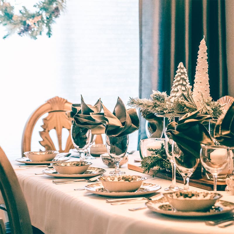 Mesa adornada para cena de navidad