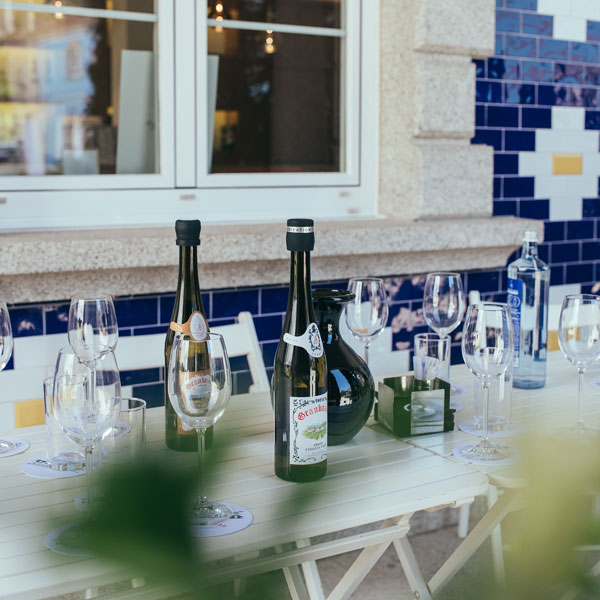 Mesa con botellas y copas