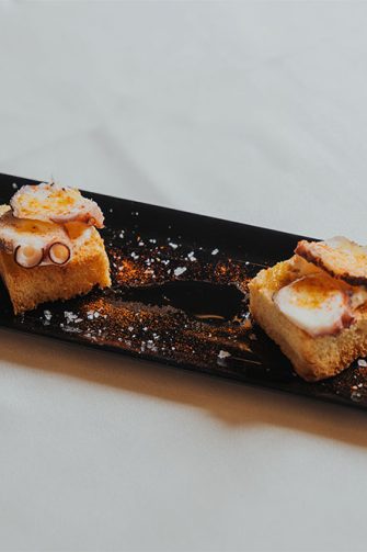 Platito con dos tostas de brioche